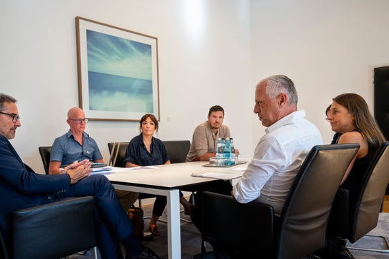 Per l’Ordine degli architetti, dei pianificatori, dei paesaggisti e dei conservatori dei beni culturali della Provincia hanno partecipato all’incontro con il presidente Kompatscher il presidente Wolfgang Thaler, la vicepresidente Stefania Saracino, il segretario e membro del consiglio Florian Scartezzini, nonché i membri del consiglio Valentina Bonato e Daniel Ellecosta.