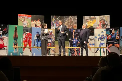 Il vicepresidente della Provincia Marco Galateo (nella foto al centro) sul palco durante l'evento tenutosi al Cristallo. Lo sport è anche narrazione, memoria e patrimonio condiviso: raccontarlo significa narrare storie di persone, di luoghi e di valori. (Foto: USP)