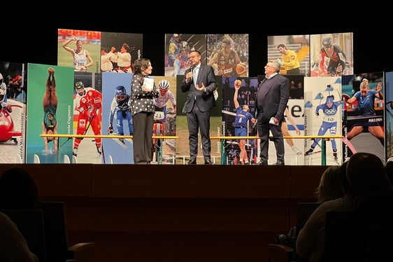 Landesrat Marco Galateo (Mitte) im Gespräch mit Moderatorin Diletta La Rosa und Projektleiter Daniele Magagnin. (Foto: LPA)