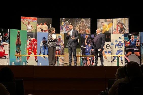Il vicepresidente della Provincia Marco Galateo (nella foto al centro) sul palco durante l'evento tenutosi al Cristallo. Lo sport è anche narrazione, memoria e patrimonio condiviso: raccontarlo significa narrare storie di persone, di luoghi e di valori. (Foto: USP)
