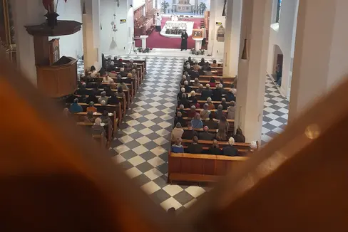 Expertinnen und Experten aus verschiedenen Bereichen beraten im Kulturbeirat die Landesregierung in Fragen der Kulturpolitik und der Kulturförderung aus verschiedenen Warten; bei den Kommissionsmitgliedern ist auch ein Vertreter der Kirchenmusik. (Foto: LPA/Maja Clara)