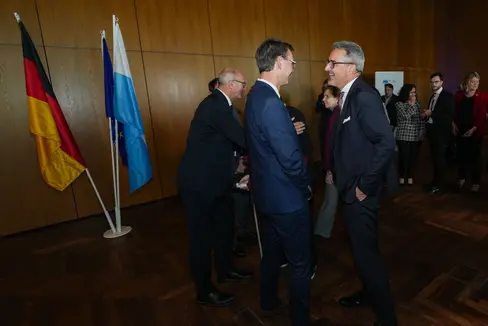 Al centro dell’attenzione c’erano le sfide attuali e i temi futuri dello spazio alpino, tra cui la digitalizzazione, la mobilità transfrontaliera, l’approvvigionamento energetico e la collaborazione tra le diverse Regioni nello sviluppo di soluzioni comuni. Nella foto: il governatore del Land Vorarlberg Markus Wallner (a sinistra), il presidente della Provincia autonoma di Bolzano Kompatscher (a destra); sullo sfondo si vede il capitano del Tirolo Anton Mattle. (Foto: Land Vorarlberg/7PRO.TV)