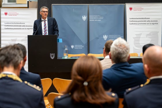Il comandante Schlegel ha illustrato nel dettaglio le ampie competenze della polizia cantonale in materia di traffico, criminalità e sicurezza. (Foto: USP/Fabio Brucculeri)