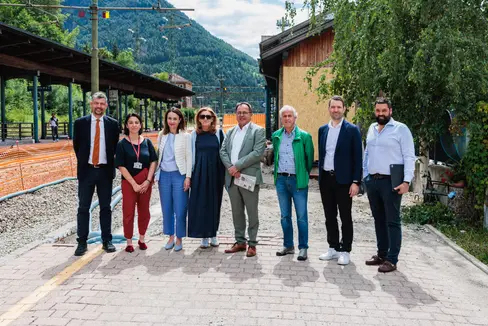 Landesrat Daniel Alfreider (von links), Susanna Borelli von RFI, die Vizebürgermeisterin von Pfitsch Maria Rabensteiner, Ingrid Pichler in Vertretung der lokalen Seniorenvereinigungen, der Sterzinger Bürgermeister Peter Volgger, Anton Puner in Vertretung der lokalen Seniorenvereinigungen, Ressortdirektor Martin Vallazza sowie Diego Capodano (RFI) trafen sich zu einem gemeinsamen Lokalaugenschein in Sterzing. (Foto: LPA/Ivan Brentegani)