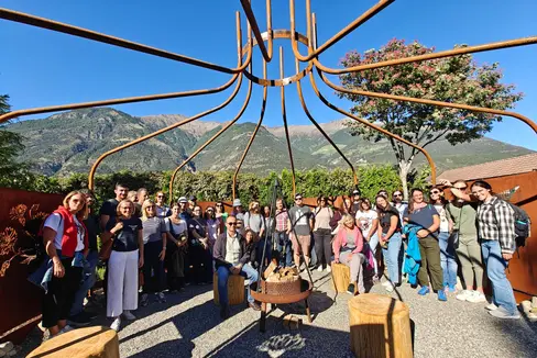 Europa-Landesrätin Magdalena Amhof (dritte von links) mit den Mitarbeiterinnen und Mitarbeitern der Abteilung Europa im neuen Schaugarten des Kräuterschlössls Goldrain. (Foto: LPA/Ursula Pirchstaller)
