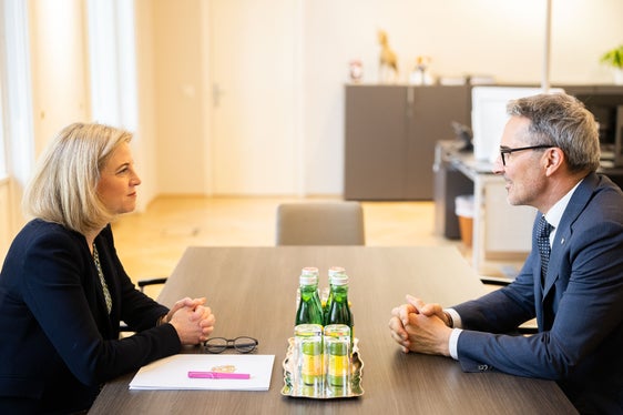 L'incontro tra la ministra federale Beate Meinl-Reisinger e il presidente Kompatscher è stato incentrato sugli attuali negoziati per l'autonomia dell'Alto Adige con Roma. (Foto: USP/Michael Gruber)