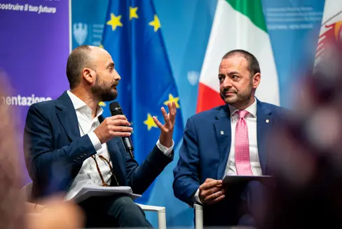 Trova il tuo spazio non è un annuncio di intenti, ma la raccolta di interventi già avviati dall'Ufficio Politiche giovanili ha detto Claudio Andolfo, direttore dell'Ufficio, qui a sinistra con il vicepresidente Galateo. (Foto. USP/Fabio Brucculeri)