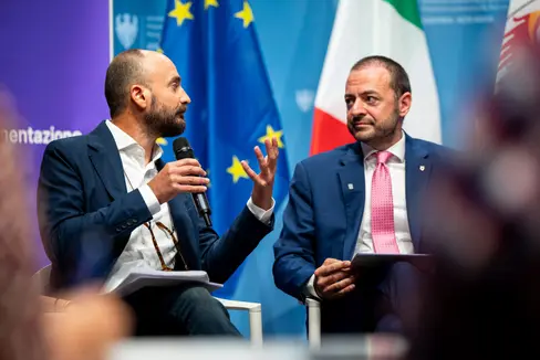 Trova il tuo spazio non è un annuncio di intenti, ma la raccolta di interventi già avviati dall'Ufficio Politiche giovanili ha detto Claudio Andolfo, direttore dell'Ufficio, qui a sinistra con il vicepresidente Galateo. (Foto. USP/Fabio Brucculeri)