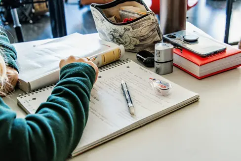 La Giunta provinciale ha approvato la nuova edizione del percorso triennale per l’abilitazione all’insegnamento del tedesco seconda lingua nelle scuole primarie in lingua italiana. Il corso è rivolto a persone di madrelingua tedesca che abbiano maturato almeno un anno di esperienza d'insegnamento. (Foto: USP/Peter Daldos)
