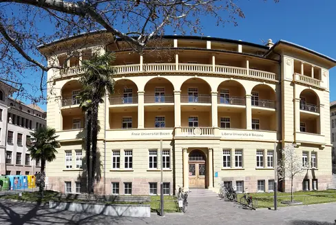 La Provincia mette a bando 208 borse di studio per merito dell’importo di 1392 euro cadauna, domande al via dal 13 marzo (Foto: ASP/Unibz)