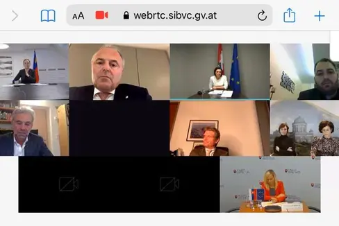 “Regole anti Covid condivise per le località degli sport invernali nell’arco alpino hanno senso al fine di raggiungere maggiore sicurezza e soprattutto maggiore tutela per i turisti e gli amanti degli sport invernali, ha affermato l'assessore provinciale Arnold Schuler nel corso del vertice virtuale sulle regole di sicurezza per la stagione turistica invernale 2021/2022. (Foto: ASP)