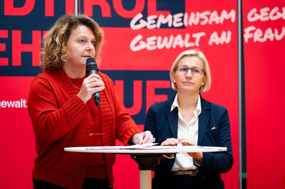Landeshauptmannstellvertreterin Rosmarie Pamer (links im Bild) und Amtsdirektorin Astrid Wiest stellten die aktuellen Zahlen und geplanten Maßnahmen vor. (Foto: LPA/Fabio Brucculeri)