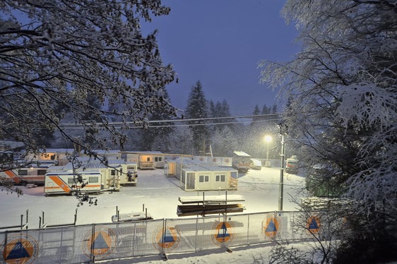 Nella frazione di Rasun di Sotto nel comune di Rasun Anterselva, l'Agenzia per la Protezione civile ha allestito un campo base come centro per tutti i servizi di emergenza. (Foto: USP/Agenzia per la Protezione civile)