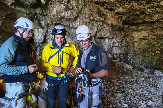 Hubert Steiner (Amt für Archäologie), Finder Kurt Walde und Rupert Gietl (Arc-Team) am 24. Juli bei der Fundstelle in der Conturineshöhle. (Foto: LPA/Landesdenkmalamt/Amt für Archäologie)