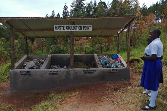 Cooperazione transfrontaliera tra Uganda e Tanzania: attività di educazione ambientale in una scuola superiore a Kyebe, Uganda. (Foto: Ufficio relazioni estere e volontariato)