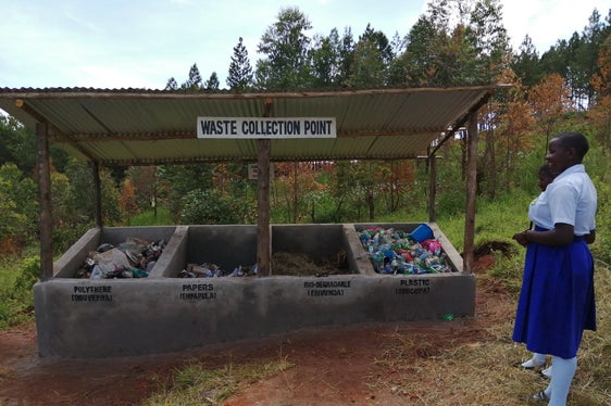 Wie trennt man Müll? Mit dem Euregio-Projekt in Kyebe in Uganda werden Maßnahmen zum Umweltschutz gefördert. (Foto: LPA/Amt für Außenbeziehungen und Ehrenamt)