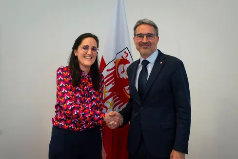 La stretta di mano tra la difensora civica Veronika Meyer e il presidente della Provincia autonoma di Bolzano, Arno Kompatscher. (Foto: ASP/Fabio Brucculeri)