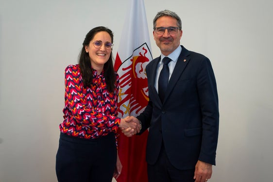 Landeshauptmann Arno Kompatscher begrüßte die neue Volksanwältin Veronika Meyer. (Foto: LPA/Fabio Bruculleri)
