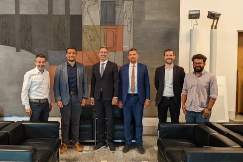 dIl direttore della STA, Joachim Dejaco, il nuovo Direttore del Safety Park, Lukas Nothdurfter, il presidente, Arno Kompatscher, l'assessore alla mobilita, Daniel Alfreider, il direttore del Dipartimento mobilità, Martin Vallazza, e il direttore uscente del Safety Park, Sebastian Seehauser. (Foto: ASP/Ingo Dejaco)