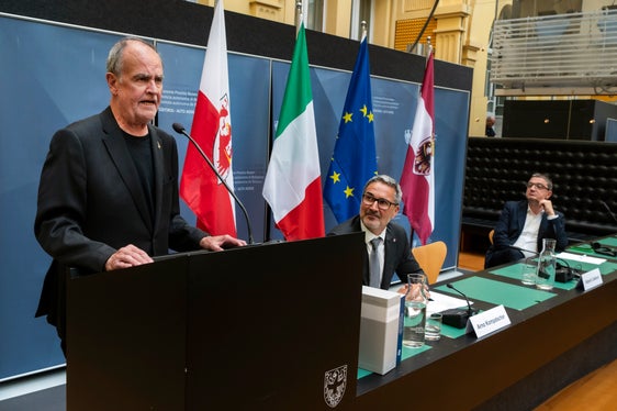 „Der Ministerrat hat den Entwurf des Verfassungsgesetzes im Juni 2025 genehmigt, das parlamentarische Verfahren wurde im Mai 2026 abgeschlossen – ohne eine einzige Gegenstimme: Ich glaube, das ist ein Rekord“, hob Minister Roberto Calderoli hervor. (Foto: LPA/Ivo Corrà)