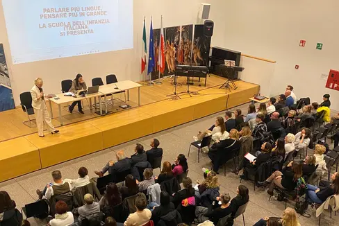 Auf reges Interesse ist die Informationsveranstaltung zum Angebot der Mehrsprachigkeit in den italienischen Kindergärten in Südtirol gestoßen. (Foto: LPA)