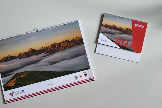 Auch 2024 wird es wieder einen Wand- und Tischkalender der Euregio geben. Der Fotowettbewerb dazu ist ausgeschrieben. Im Bild die diesjährigen Kalnder (Foto: Euregio)