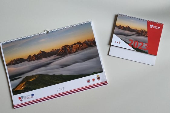 Auch 2024 wird es wieder einen Wand- und Tischkalender der Euregio geben. Der Fotowettbewerb dazu ist ausgeschrieben. Im Bild die diesjährigen Kalnder (Foto: Euregio)