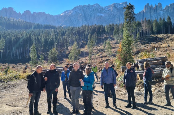 Austausch über den Umgang mit extremen Wetterereignissen und Naturereignissen: Mitglieder der beiden Eusalp-Arbeitsgruppen am Karerpass (Foto: LPA)