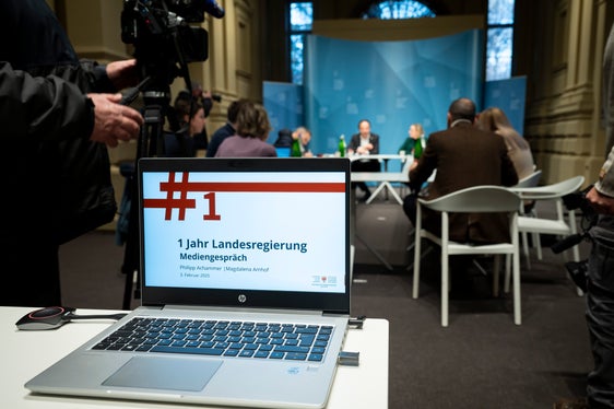 “Spesso sembra che ognuno di noi lavori in modo autoreferenziale. Ma non è così, perché senza l’appoggio e la collaborazione dei colleghi in Giunta e dei dipartimenti, senza un buon lavoro di squadra, non si arriva al risultato, hanno detto gli assessori Philipp Achammer e Magdalena Amhof (Foto: USP/Fabio Brucculeri)