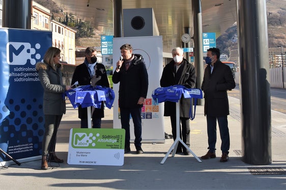 Dieci anni di AltoAdige Pass: bilancio e prospettive con (da sx) la direttrice dell'Agenzia Stampa Claudia Messner, l'assessore Thomas Widmann, l'assessore Daniel Alfreider, e l'allora assessore Florian Mussner insieme al direttore della STA Joachim Dejaco. (Foto: ASP/Angelika Schrott)