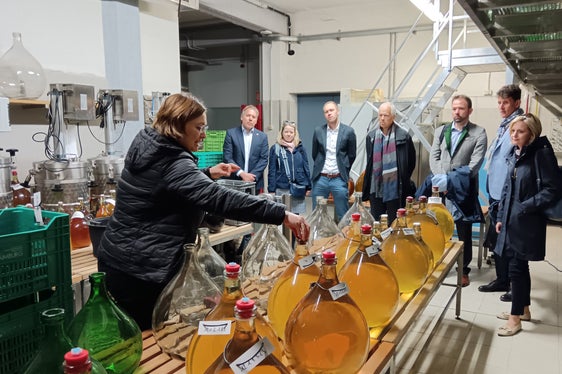 Die Delegation aus Bayern beim Besuch im Versuchszentrum Laimburg in Pfatten. (Foto: LPA)