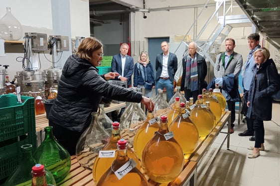 La delegazione bavarese ha visitato il Centro di Sperimentazione Laimburg. (Foto:ASP)