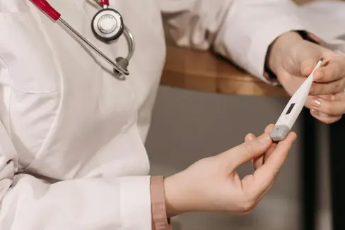 Wer in Südtirol dauerhaft als Hausärztin oder Hausarzt beziehungsweise als Kinderärztin oder Kinderarzt freier Wahl tätig werden möchte, kann sich noch bis 31. Jänner in die dafür vorgesehene Landesrangliste eintragen lassen. (Foto: LPA/Pexels. Das Foto darf nur in Zusammenhang mit dieser Pressemitteilung verwendet werden.)