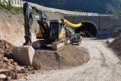Der Bau des Tunnels für die Umfahrung von Branzoll geht aufgrund des Materials langsam, aber stetig voran. In den vergangenen Monaten wurden im Norden die Hauptarbeiten abgewickelt. Nach den Feiertagen werden die Arbeiten im Süden in Angriff genommen. (Foto: LPA/Angelika Schrott)