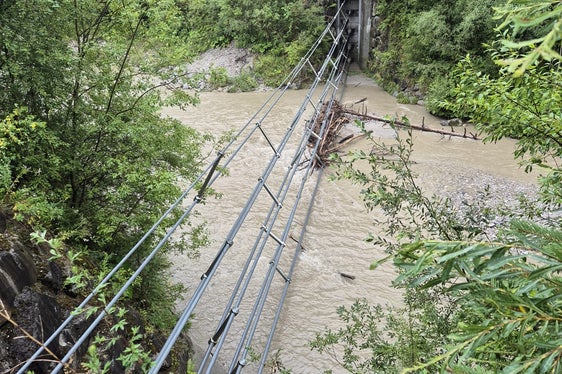 Was ist die Funktion einer Seilsperre? Sie hält vor allem Schwemmholz zurück, wie diese in der Rienz in Bruneck: Die Teilnehmerinnen und Teilnehmer des Zivilschutz-Camps konnten sie in Augenschein nehmen. (Foto: LPA/Landeswarnzentrum in der Agentur für Bevölkerungsschutz/Ilaria Folie)