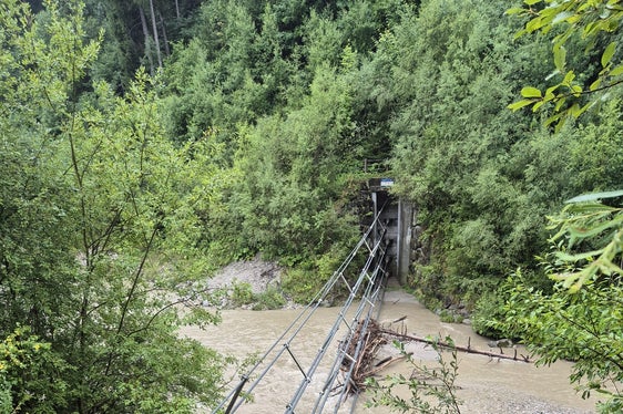 Was ist die Funktion einer Seilsperre? Sie hält vor allem Schwemmholz zurück, wie diese in der Rienz in Bruneck: Die Teilnehmerinnen und Teilnehmer des Zivilschutz-Camps konnten sie in Augenschein nehmen. (Foto: LPA/Landeswarnzentrum in der Agentur für Bevölkerungsschutz/Ilaria Folie)
