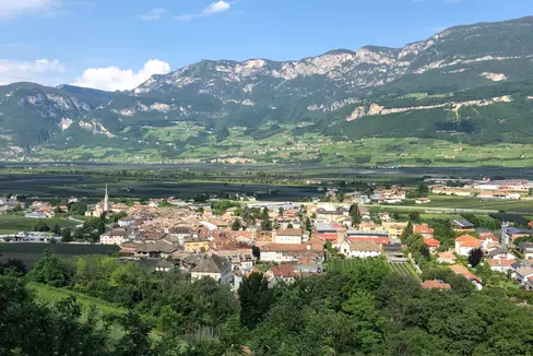 Sono disponibili 1,94 milioni di euro per compensare le minori entrate derivanti dall'imposta comunale sugli immobili (IMI) causate da una modifica nella valutazione della rendita catastale degli immobili con macchinari fissi (i cosiddetti “imbullonati”) a scopo produttivo. Il Comune di Egna riceve il contributo più elevato, pari a circa 217.000 euro. (Foto: Wikipedia/Adrian Michael/CC BY 3.0)