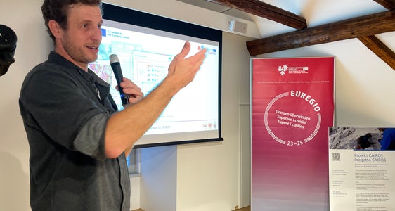 Jan-Thomas Fischer vom österreichischen Bundesforschungszentrum für Wald (BFW, externer Dienstleister im Projekt Cairos) bei seinem Referat (Foto: Euregio/GNews)