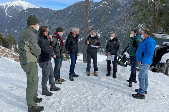 Überblick über die aktuelle Situation in Bezug auf den Borkenkäferbefall verschafft: LR Schuler (4.v.l.) in Antholz. (Foto: LPA/Gnews)