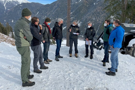 Il punto della situazione del bostrico è stato fatto oggi a Anterselva dall'assessore Schuler (4. da sx). (Foto: LPA/Gnews)