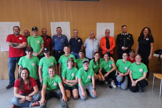 Gruppenfoto zum Abschluss u.a. mit dem stellvertretenden Direktor der Agentur für Bevölkerungsschutz Willigis Gallmetzer (5.v.r.), dem Stilfser Bürgermeister Franz Heinisch (4.v.r.) und Doris Niederjaufner (1.v.r.) (Foto: LPA/Maja Clara)