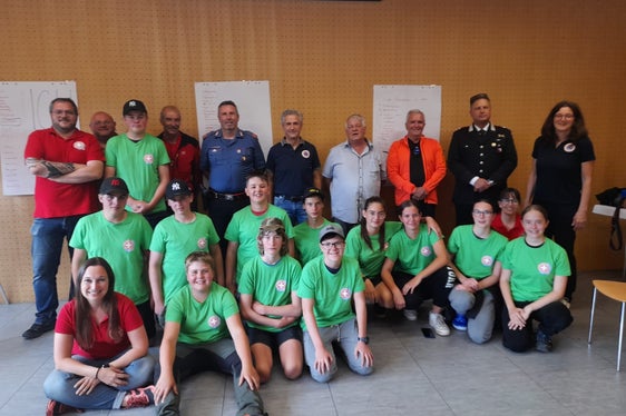 Foto di gruppo alla fine con, tra gli altri, il vicedirettore dell'Agenzia per la Protezione Civile, Willigis Gallmetzer (5° da destra), il sindaco di Stelvio Franz Heinisch (4° da destra) e Doris Niederjaufner (1° da destra) (Foto: ASP/Maja Clara)