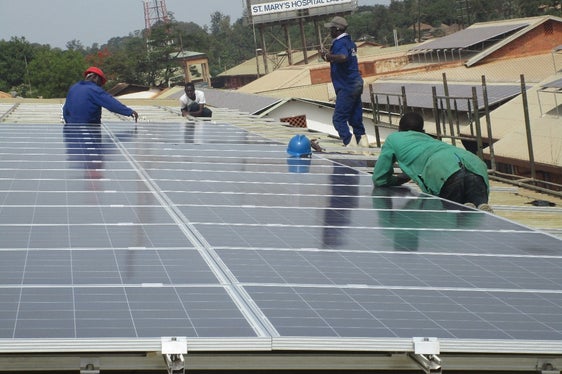 Energieeffizienz und erneuerbare Energie für die Partner in Uganda: Im Bild Arbeiten an einer Photovoltaikanlage für ein Krankenhaus (Foto: LPA/Amt für Außenbeziehungen und Ehrenamt)
