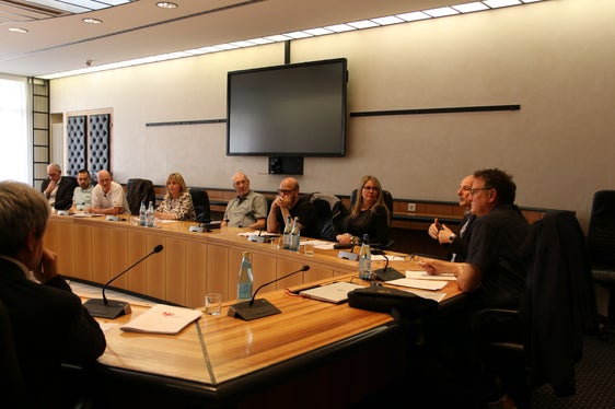 L'armonizzazione dei salari dei dipendenti del terzo settore con quelli degli enti pubblici analoghi è stato uno dei temi affrontati nel secondo incontro tra il presidente della Provincia e alcuni membri della Giunta provinciale con i rappresentanti di Südtirol Sozial-Alto Adige sociale. (Foto: ASP/Carmen Kollmann)