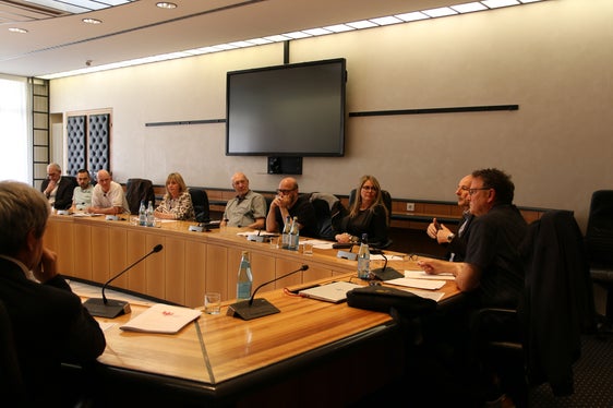 Die Caritas der Diözese Bozen-Brixen, der Dachverband für Soziales und Gesundheit, der KVW, La Strada - Der Weg, die Lebenshilfe, die Sozialgenossenschaft EOS, das Südtiroler Kinderdorf, die Familienberatungsstelle fabe, die Vereinigung Hands und der Verein Volontarius haben sich zu Südtirol sozial – Alto Adige sociale zusammengetan. Heute (10. Mai) haben sie gemeinsame Anliegen bei vier Landesregierungsmitgliedern vorgebracht. (Foto: LPA/Carmen Kollmann)