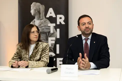 Marisa Giurdanella (im Bild gemeinsam mit Landesrat Marco Galateo) wird ab August das Amt für Weiterbildung, Bibliotheken und audiovisuelle Medien leiten. (Foto: LPA)