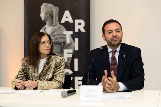 Marisa Giurdanella (im Bild gemeinsam mit Landesrat Marco Galateo) wird ab August das Amt für Weiterbildung, Bibliotheken und audiovisuelle Medien leiten. (Foto: LPA)