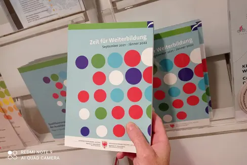 Auch die Broschüre Zeit für Weiterbildung 2021-2022 fasst wieder Angebote sowohl privater als auch öffentlicher Kursanbieter deutscher Sprache zusammen. (Foto: LPA/Amt für Weiterbildung)