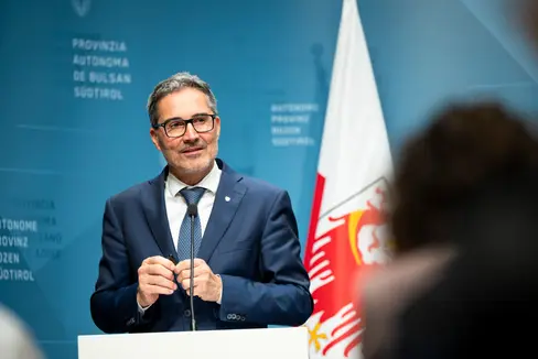 “L’avanzo disponibile di quasi 410 milioni di euro ci permette di garantire importanti investimenti previsti nel programma provinciale ma che finora non potevano essere finanziati”, ha afferma il presidente Arno Kompatscher durante la conferenza stampa al termine della seduta di Giunta. (Foto: USP/Fabio Brucculeri)
