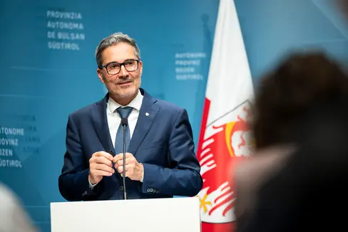 “L’avanzo disponibile di quasi 410 milioni di euro ci permette di garantire importanti investimenti previsti nel programma provinciale ma che finora non potevano essere finanziati”, ha afferma il presidente Arno Kompatscher durante la conferenza stampa al termine della seduta di Giunta. (Foto: USP/Fabio Brucculeri)